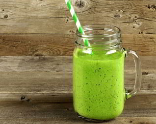 Питательный молочный коктейль с зеленью и специями
