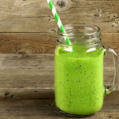 Питательный молочный коктейль с зеленью и специями
