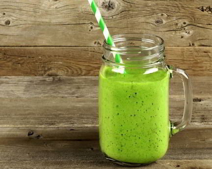 Питательный молочный коктейль с зеленью и специями