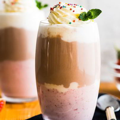 Трехцветный молочный коктейль