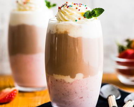 Трехцветный молочный коктейль