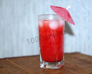 Морс из замороженных ягод клубники и красной смородины