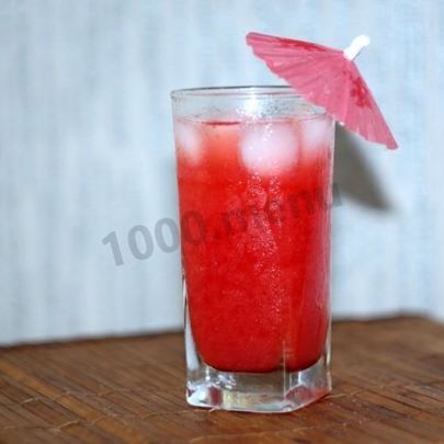 Морс из замороженных ягод клубники и красной смородины