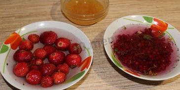 морс из замороженных ягод клубники и красной смородины