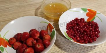 морс из замороженных ягод клубники и красной смородины