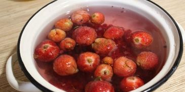 морс из замороженных ягод клубники и красной смородины