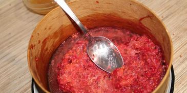 морс из замороженных ягод клубники и красной смородины