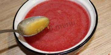 морс из замороженных ягод клубники и красной смородины