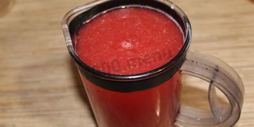 морс из замороженных ягод клубники и красной смородины