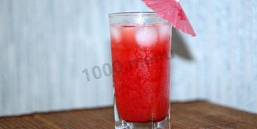 морс из замороженных ягод клубники и красной смородины