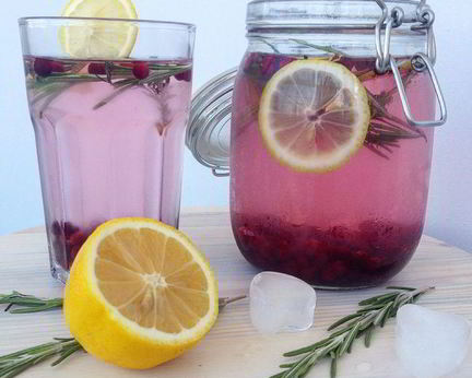 Морс с розмарином, клюквой и медом