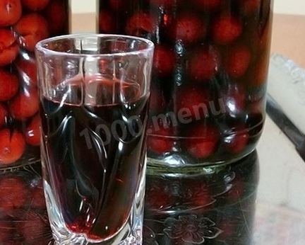 Домашняя вишневая наливка с косточками из вишни