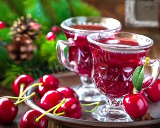 Вишневая наливка с листьями