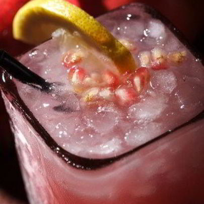 Пунш из шампанского с гранатами