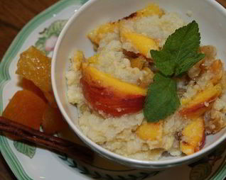 Рисовые хлопья с персиками, сухофруктами и кленовым сиропом