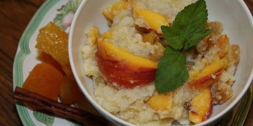 Рецепт рисовых хлопьев с персиками, сухофруктами и кленовым сиропом