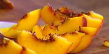 рисовые хлопья с персиками, сухофруктами и кленовым сиропом