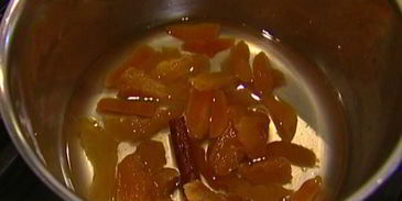 рисовые хлопья с персиками, сухофруктами и кленовым сиропом