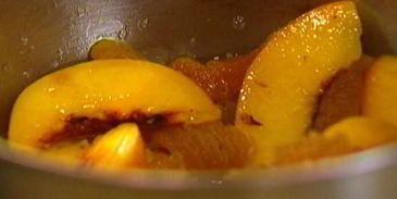 рисовые хлопья с персиками, сухофруктами и кленовым сиропом