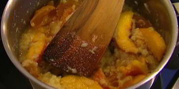 рисовые хлопья с персиками, сухофруктами и кленовым сиропом