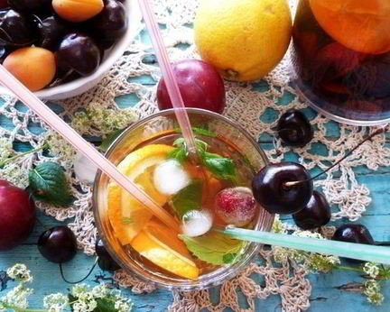 Безалкогольная сангрия на зеленом чае