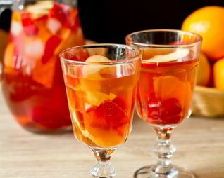 Розовая сангрия с клубникой и ванилью