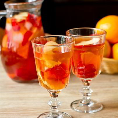 Розовая сангрия с клубникой и ванилью