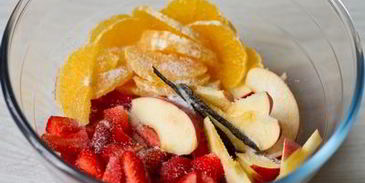 розовая сангрия с клубникой и ванилью