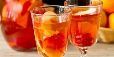 розовая сангрия с клубникой и ванилью