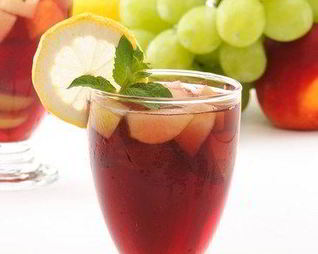 Сангрия из красных яблок и цитрусов