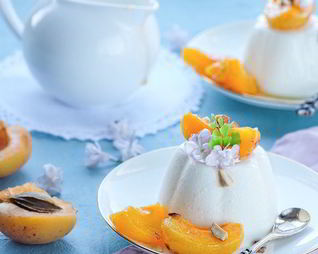 Сливочная панна котта с абрикосами в легком сиропе с миндалем