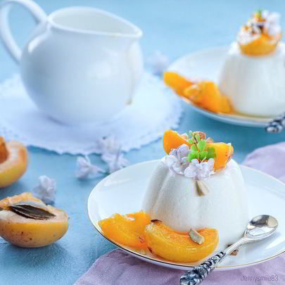 Сливочная панна котта с абрикосами в легком сиропе с миндалем