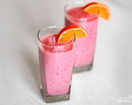 Фруктовый смузи в блендере