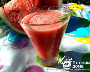 Смузи из арбуза, йогурта и мяты