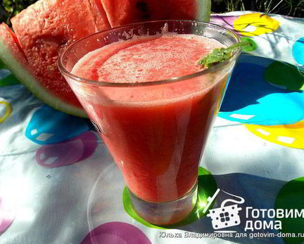 Смузи из арбуза, йогурта и мяты
