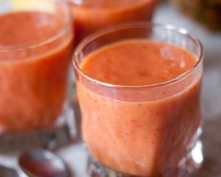 Смузи из клубники, манго и апельсина