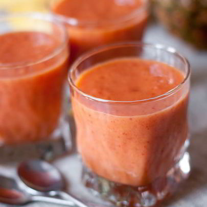 Смузи из клубники, манго и апельсина