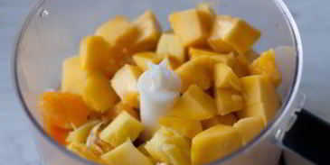 смузи из клубники, манго и апельсина