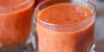 смузи из клубники, манго и апельсина