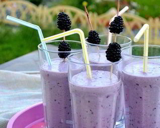 Смузи ореховый с ежевикой