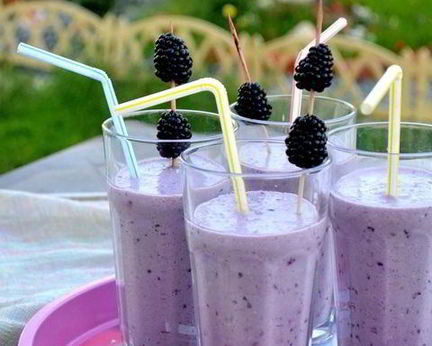 Смузи ореховый с ежевикой