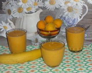 Смузи с абрикосами, бананом и мацони