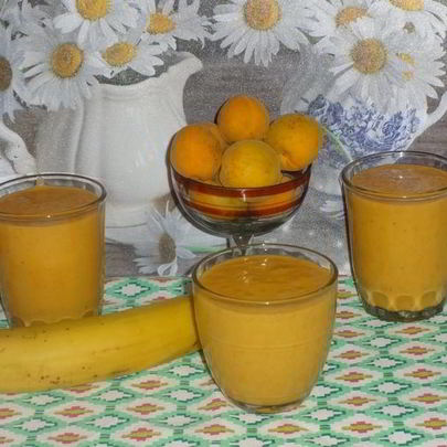 Смузи с абрикосами, бананом и мацони
