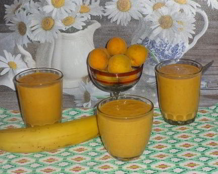 Смузи с абрикосами, бананом и мацони