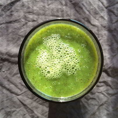 Зеленый смузи со шпинатом и киви
