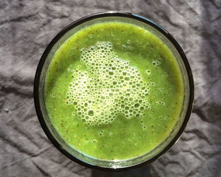 Зеленый смузи со шпинатом и киви