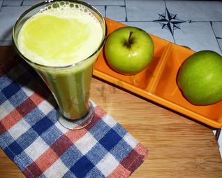 Свежевыжатый сок из сельдерея и яблок