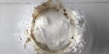 томатный сок с зеленой гречкой, сельдереем и сметаной