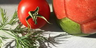 томатный сок с зеленой гречкой, сельдереем и сметаной