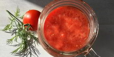 томатный сок с зеленой гречкой, сельдереем и сметаной